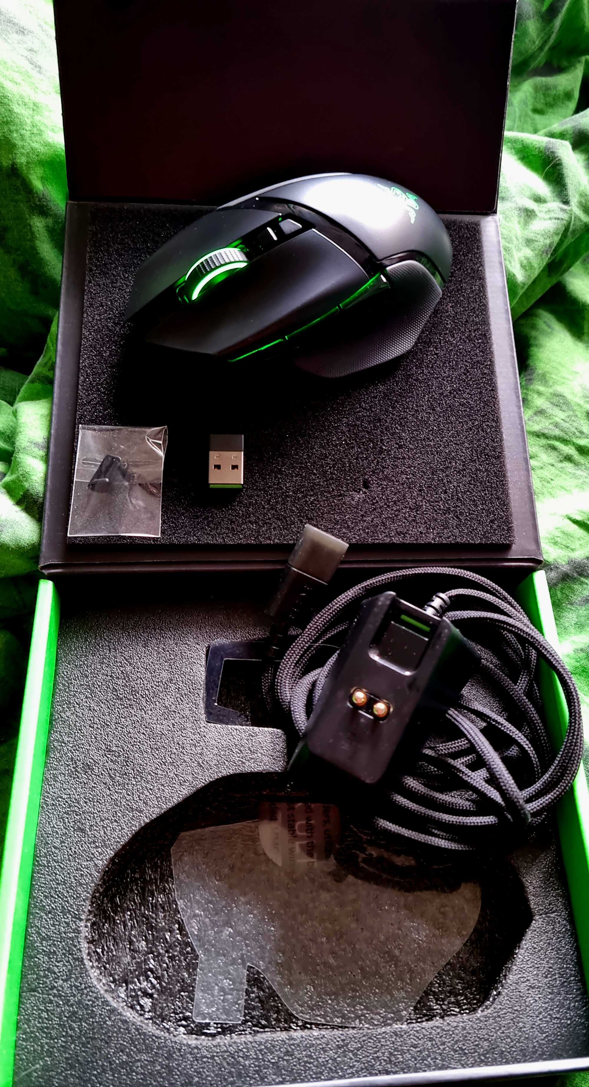 Razer Basilisk Ultimate Wireless gaming mause with charging dock