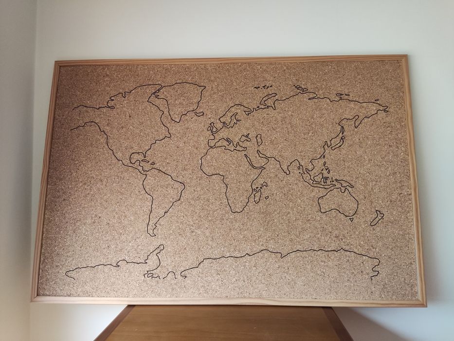 Mapa mundo desenhado em quadro de cortiça 90x60cm
