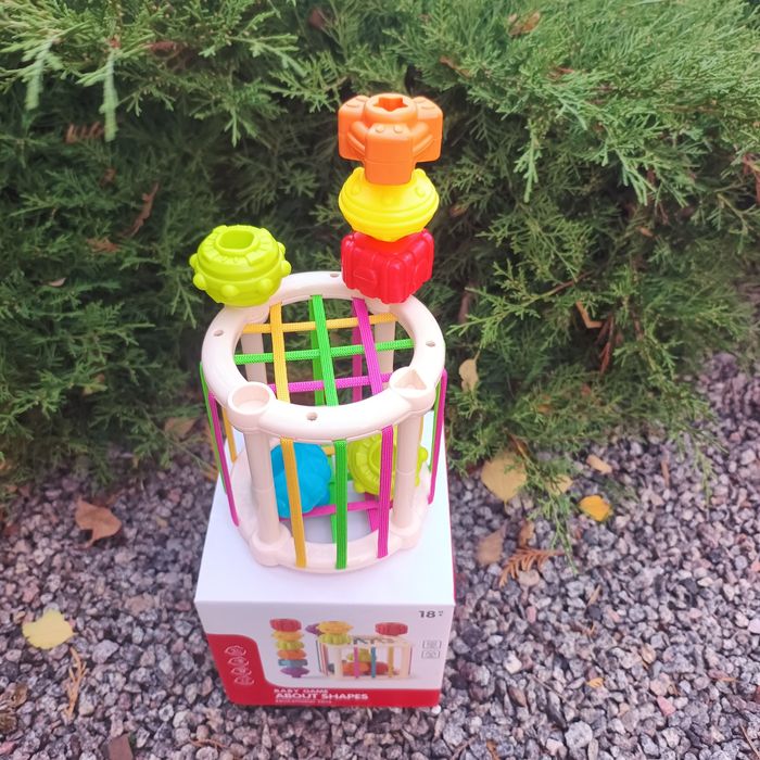 Куб логічний з резиночками 6 брязкалець,іграшка розвиваюча сортер