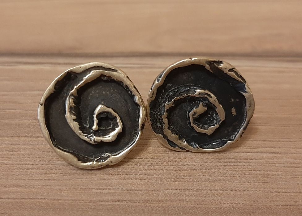 Okrągłe metalowe kolczyki wkręty biżuteria artystyczna