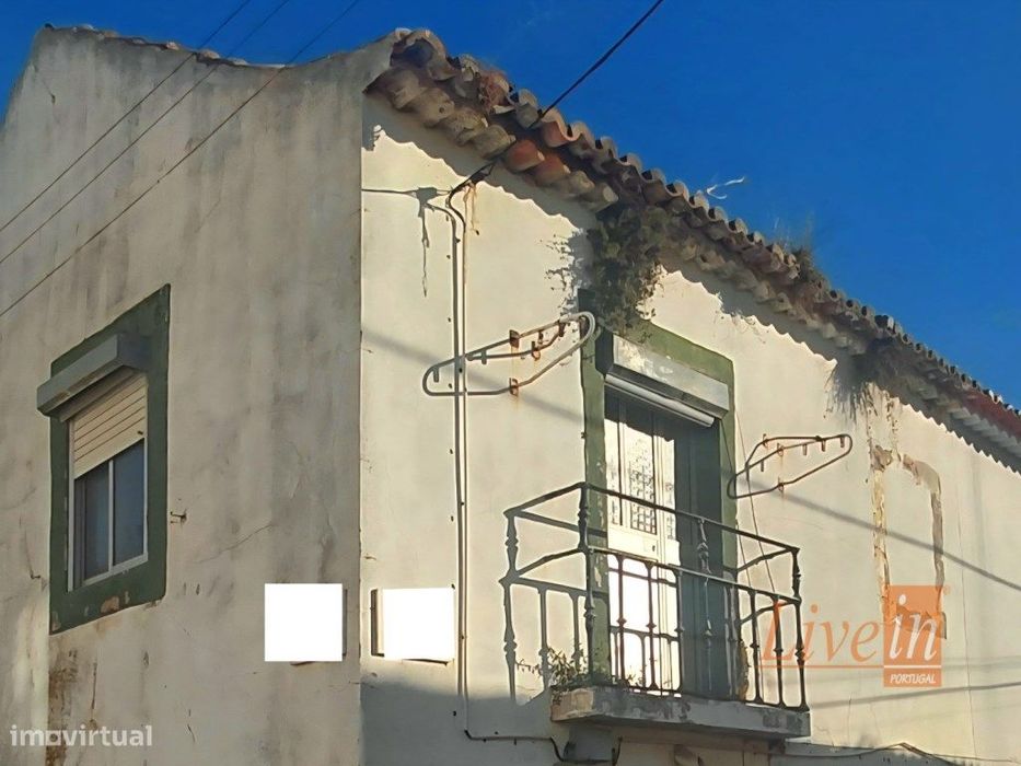 Moradia em Fase de Remodelação em Cadafais