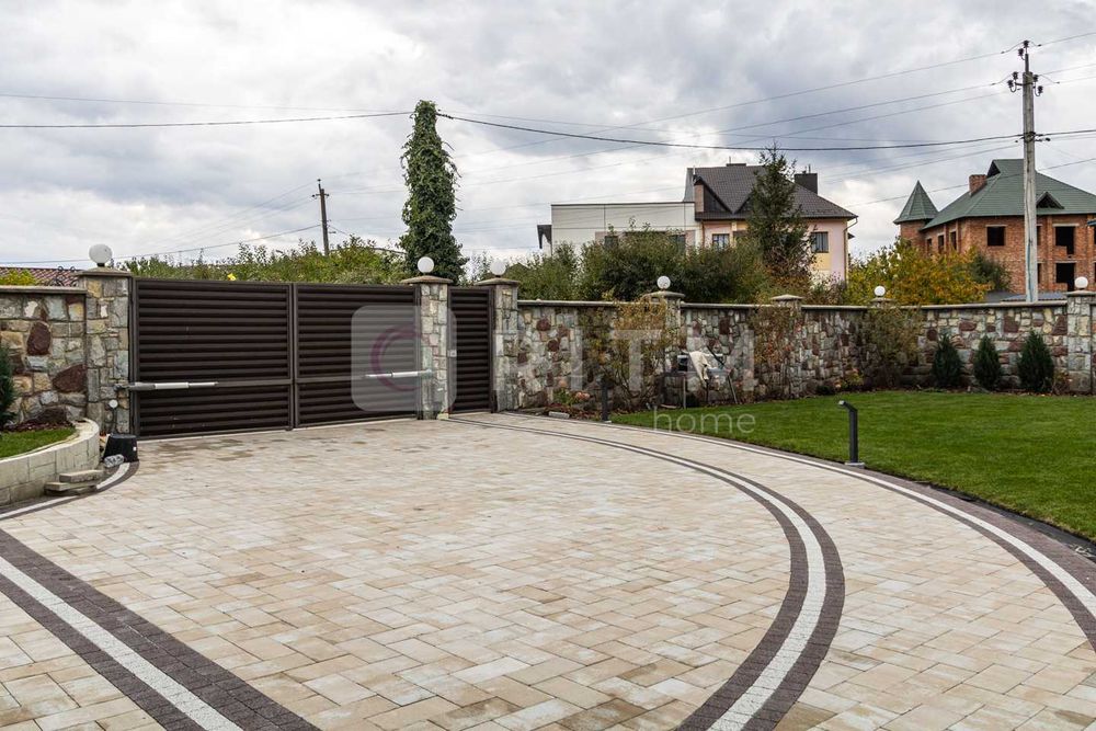 3-х поверховий будинок з ремонтом та власним подвір’ям в с. Крихівці