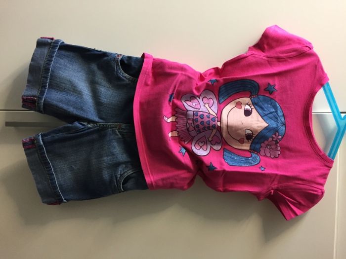 Conjunto T-shirt rosa choque e calção de ganga