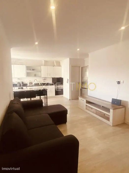 Apartamento T3 remodelado na Reboleira, junto à estação de metro.