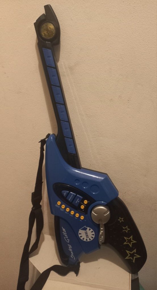 Vendo guitarra de criança, funcionando a pilhas.