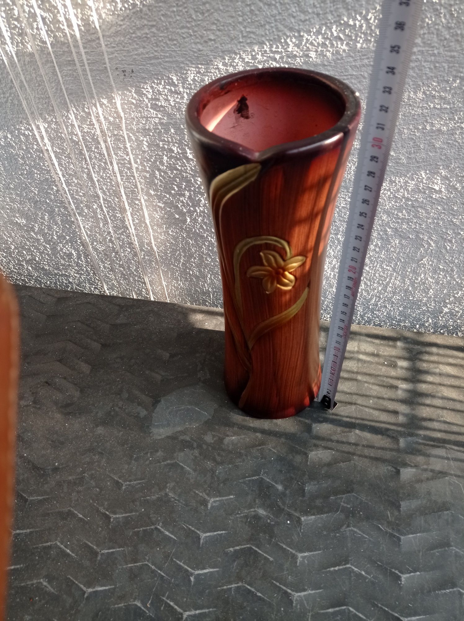 Duży, wysoki i masywny wazon do salonu