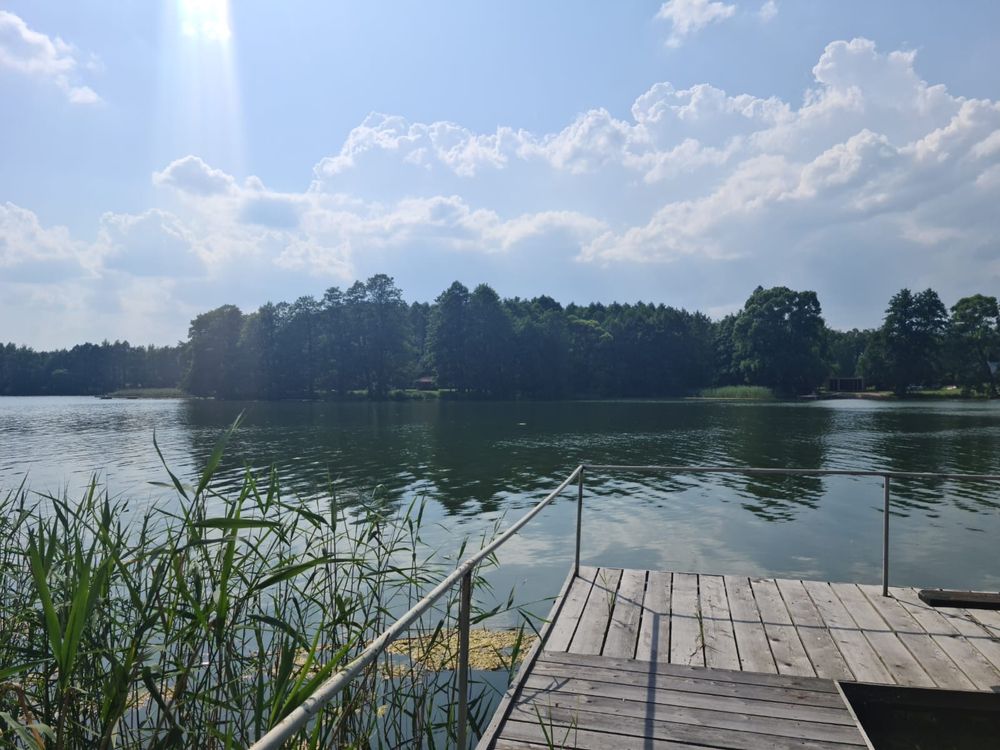 Dom na Mazurach z własną linią brzegową i pomostem piękna okolica