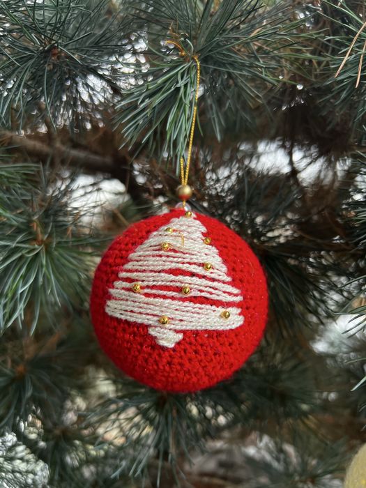 Czerwona bombka ręcznie robiona na szydełku - złote koraliki