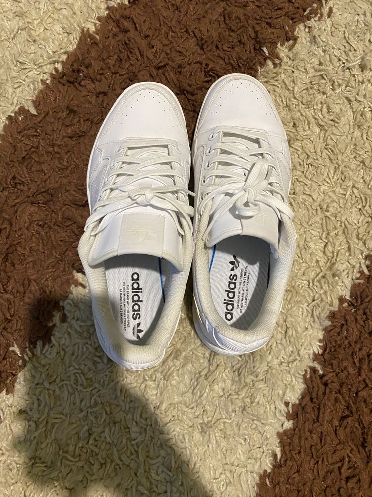Кросівки adidas.