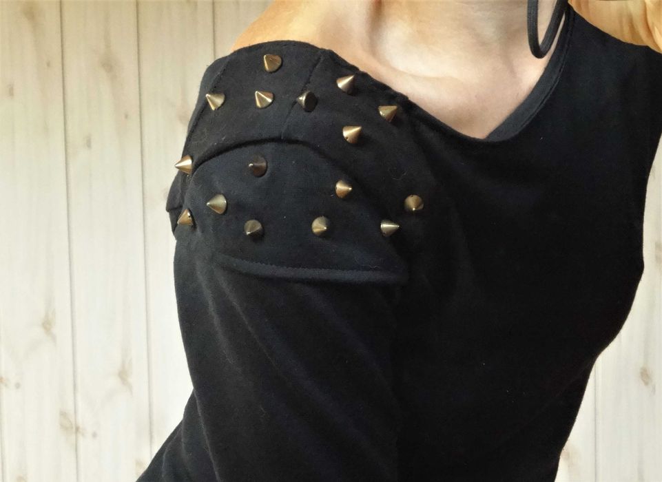 czarna mini sukienka długi rękaw s 36 z kolcami złote