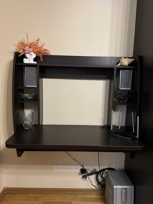 Стіл комп'ютерний стіл підвісний для навчання та роботи гарний стан