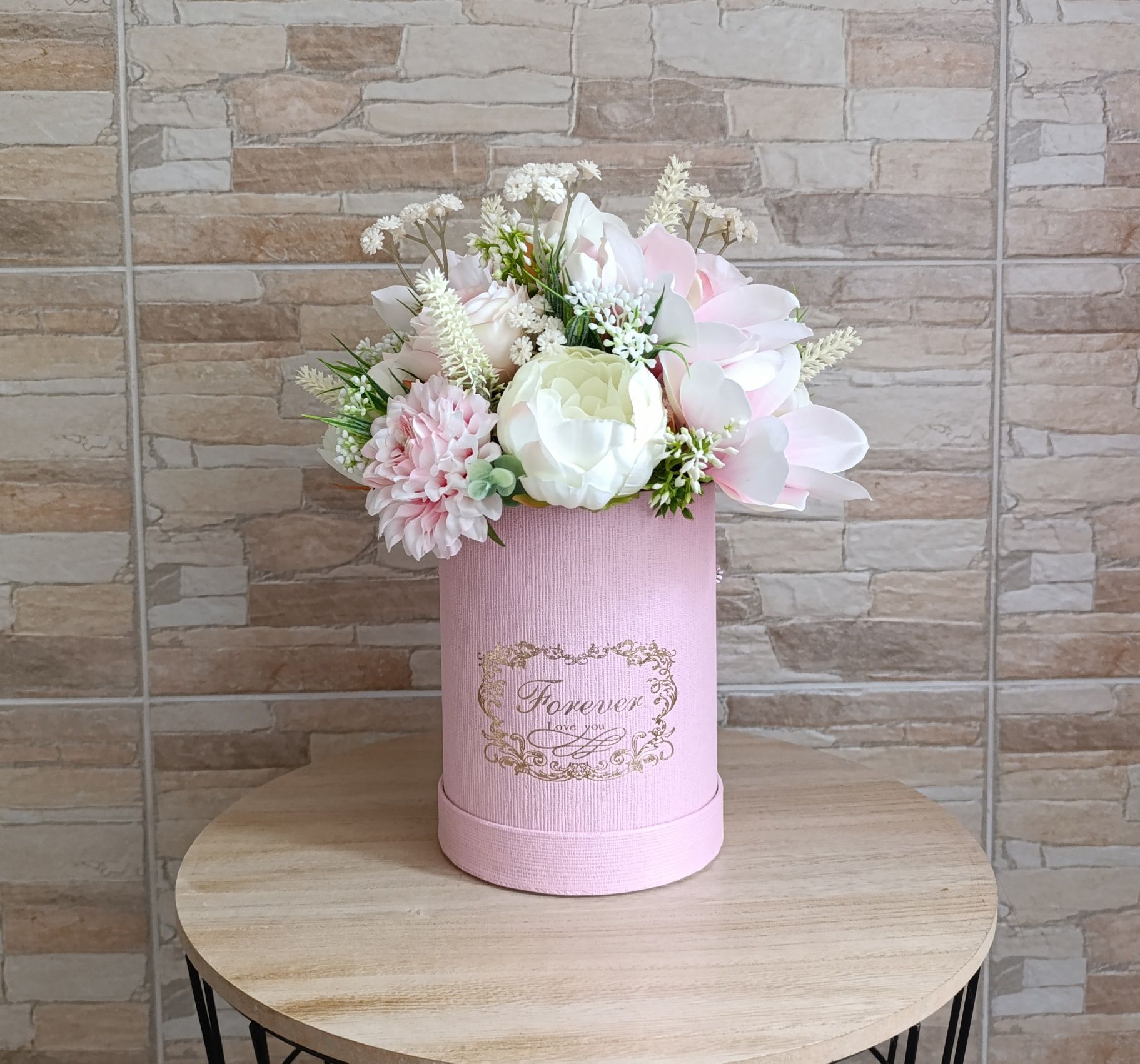 Elegancki flower box. Prezent. Dekoracja do domu. Kompozycja kwiatowa