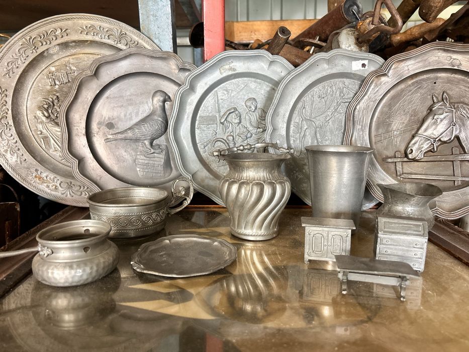 Cynowe naczynia ozdobne figurki talerze zestaw