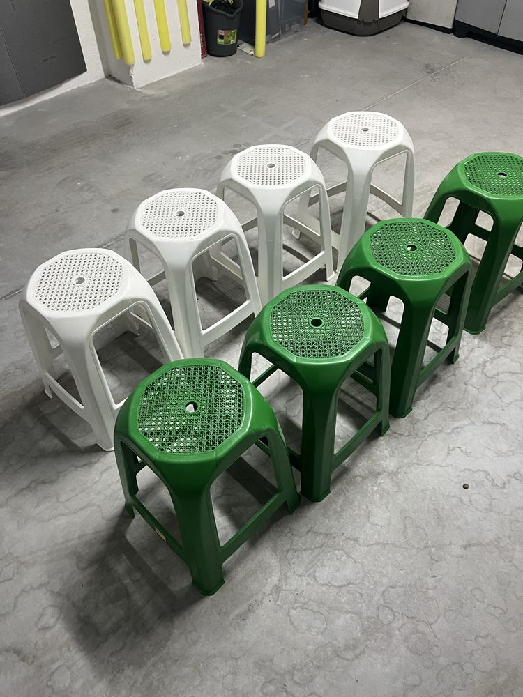 Vendo 4 Bancos Verdes e 4 Verdes de plastico em bom estado