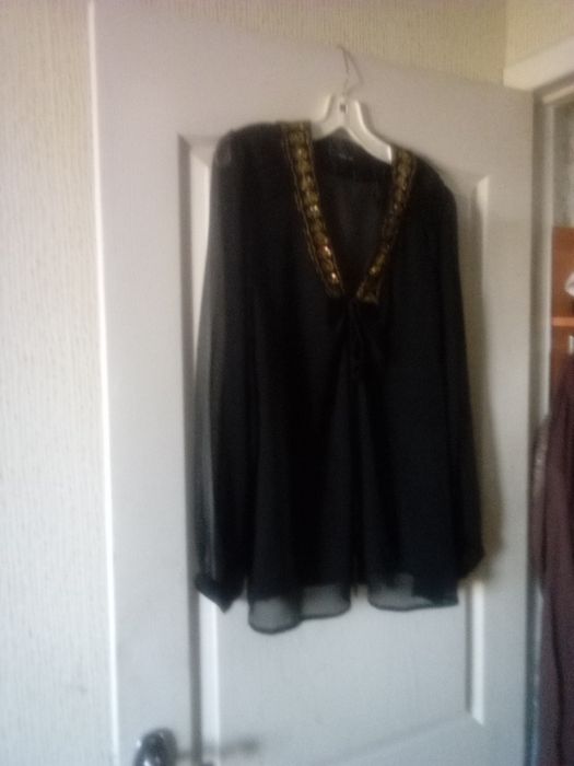 Блуза чорного кольору шифонова.