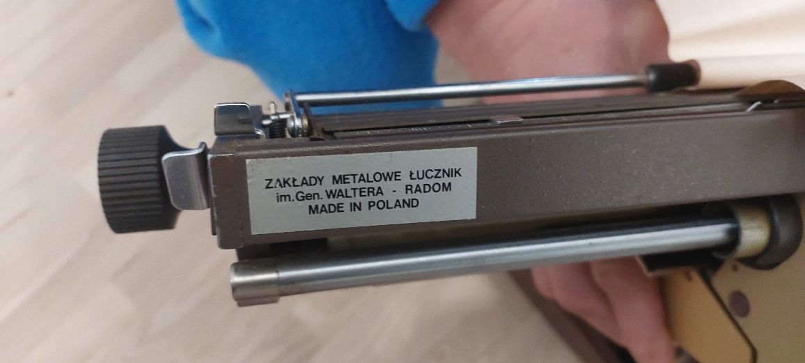 Maszyna do pisania z PRL nieużywana walizka Łucznik 1303 Radom dywanik