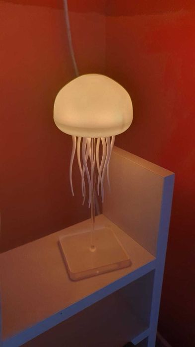 Bioniczna meduza RGB – lampka z ruchomymi mackami i USB
