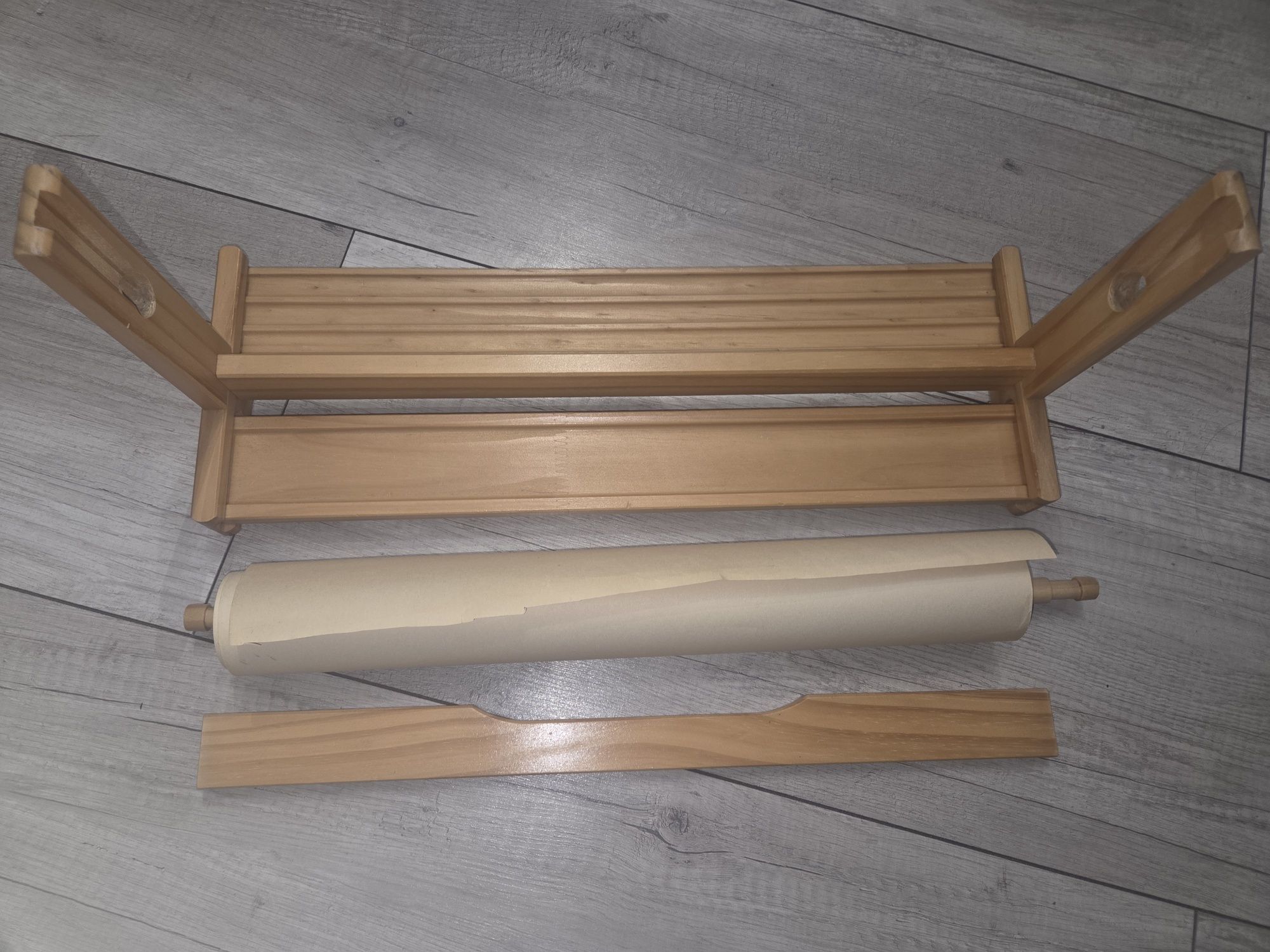 Drewniany stojak na papier Ikea