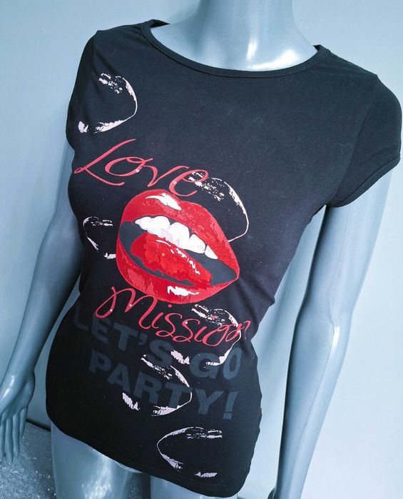 Czarna bluzka z nadrukiem ust wycięte plecy