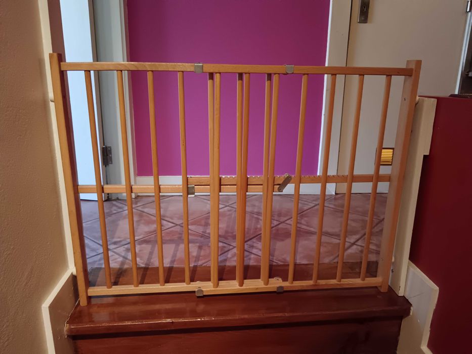 Grade para bebés da Chico, ajustável e robusta