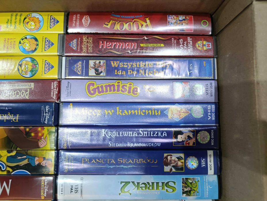 Kolekcja 63 kaset VHS z Bajkami.
