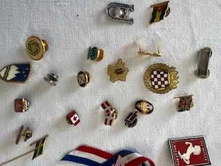 Pin's de várias unidades militares estrangeiras