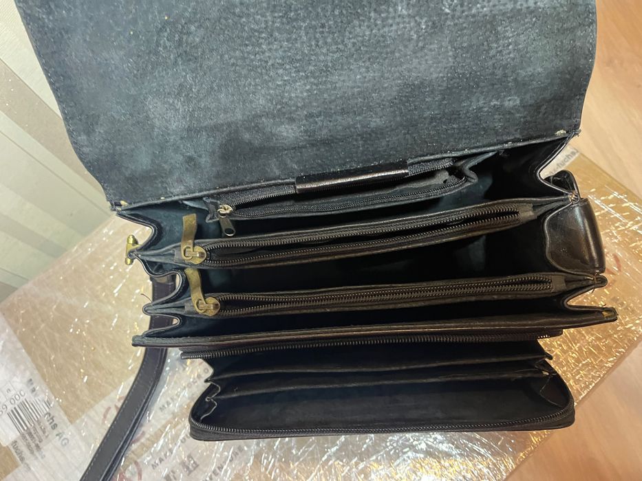 Барсетка чоловіча шкіряна.