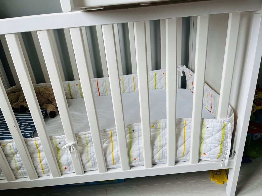 Łóżeczko dziecięce białe Sundvik Ikea przewijak pojemniki