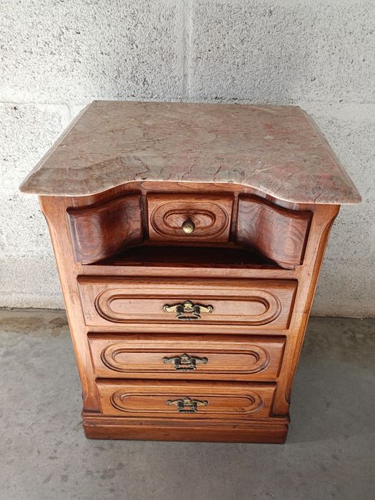 Mesinha de cabeceira em madeira de castanho com pedra em granito