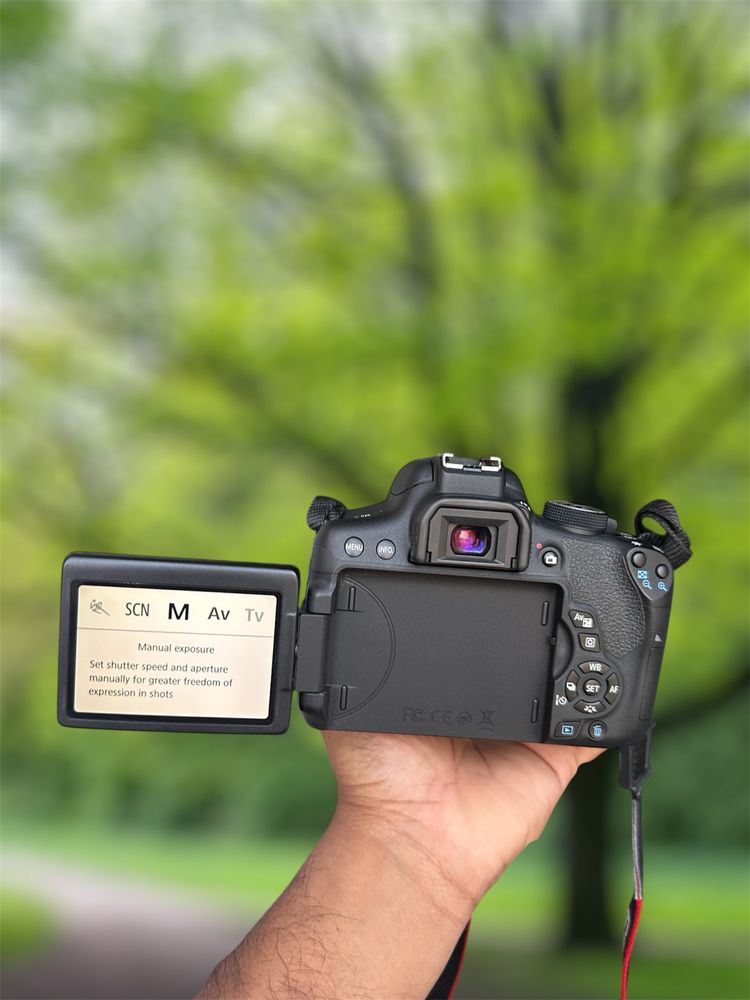 Canon Eos 750D WiFi/ecrã tactile com lente 18-55mm e bolsa