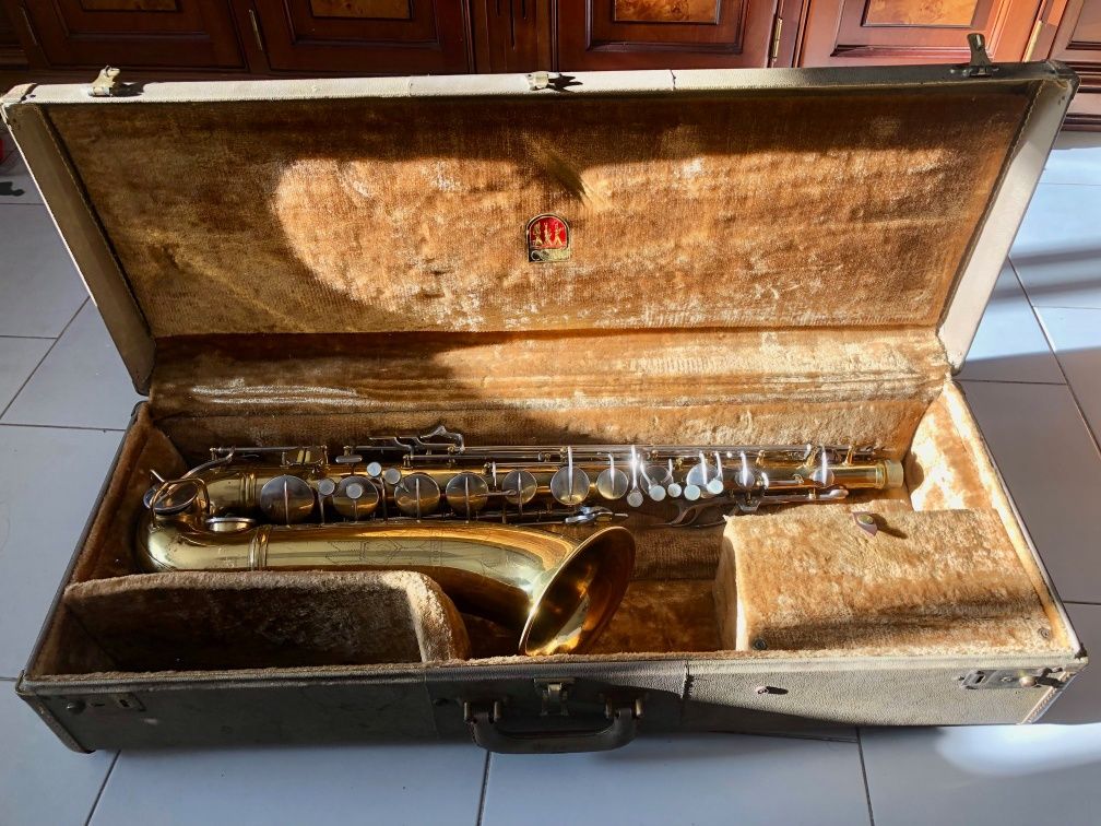 Saxofone tenor Conn 10M naked lady
