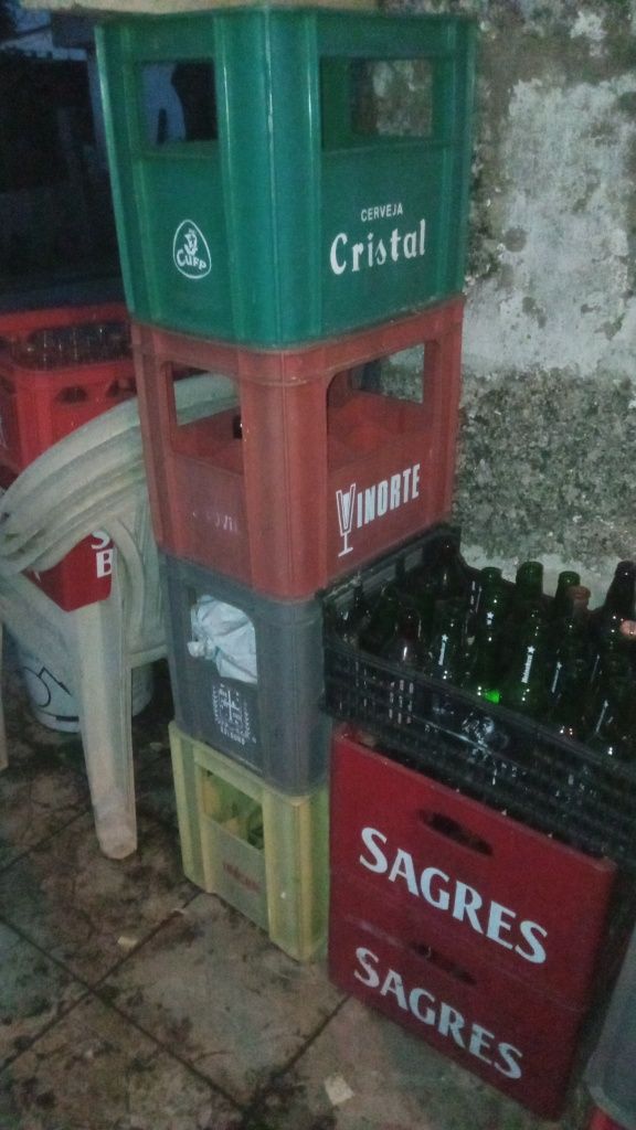 Vendo grades de cerveja e refrigerantes variados.