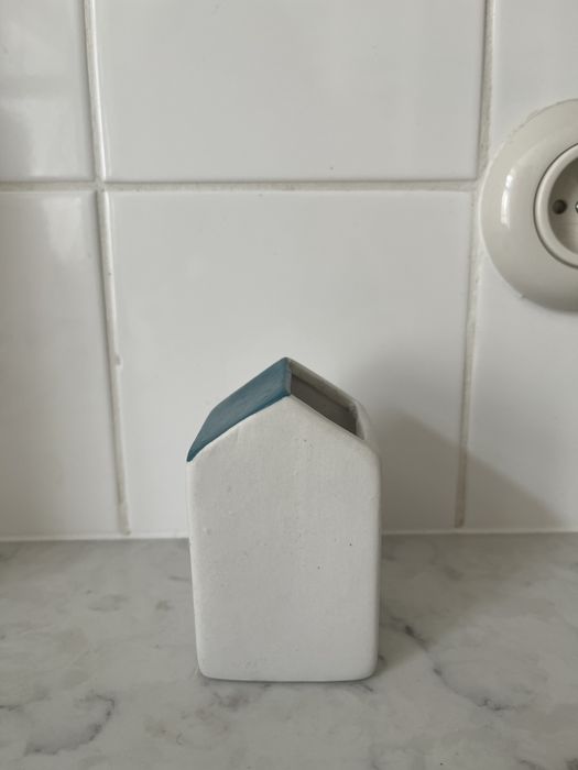 H&M Home mały ceramiczny wazonik domek