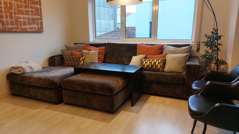 Sofá Cinzento com Chaise e Pouf