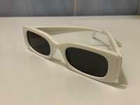 białe okulary przeciwsłoneczne marki Bershka.