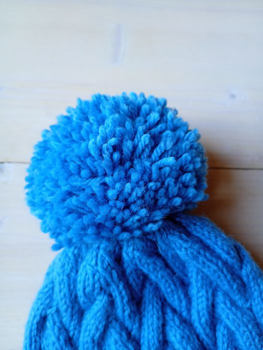 Czapka zimowa niebieska z pomponem wełna z Alpaką warkocze