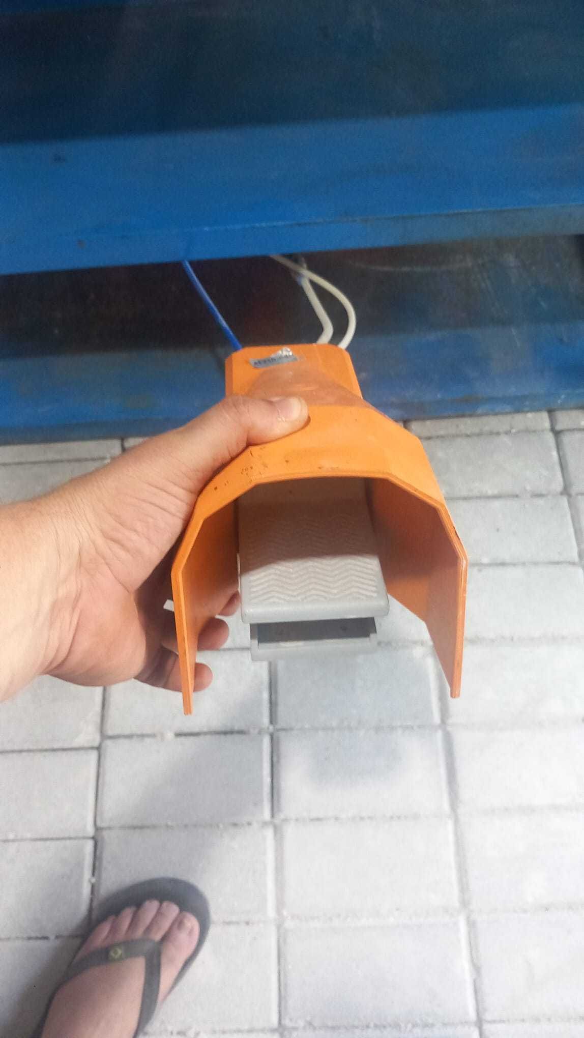 Prensa Pneumática de Bancada com Pedal + Compressor