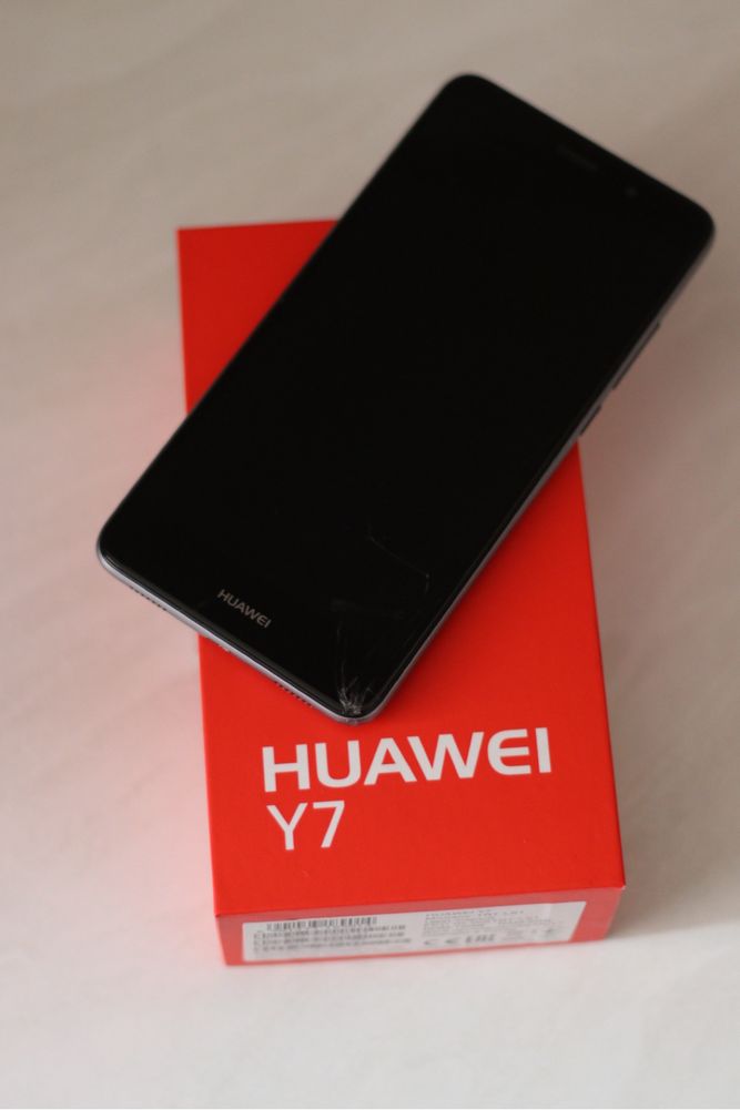 Телефон Huawei Y7 TRT-LX1