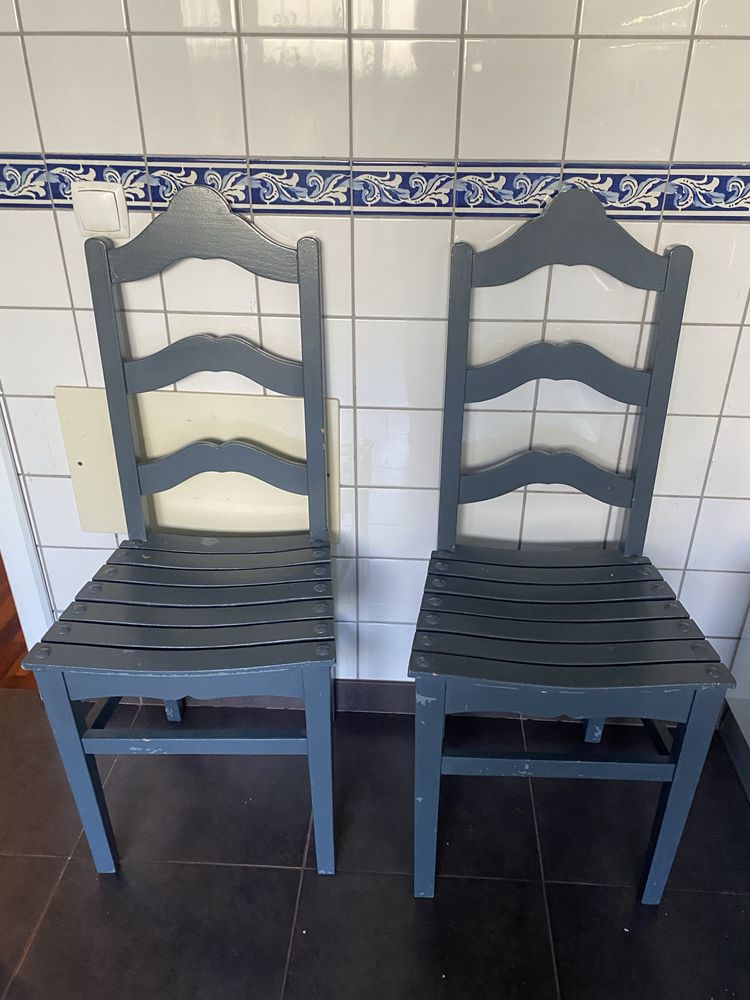 Messa de cozinha com quatro cadeirass