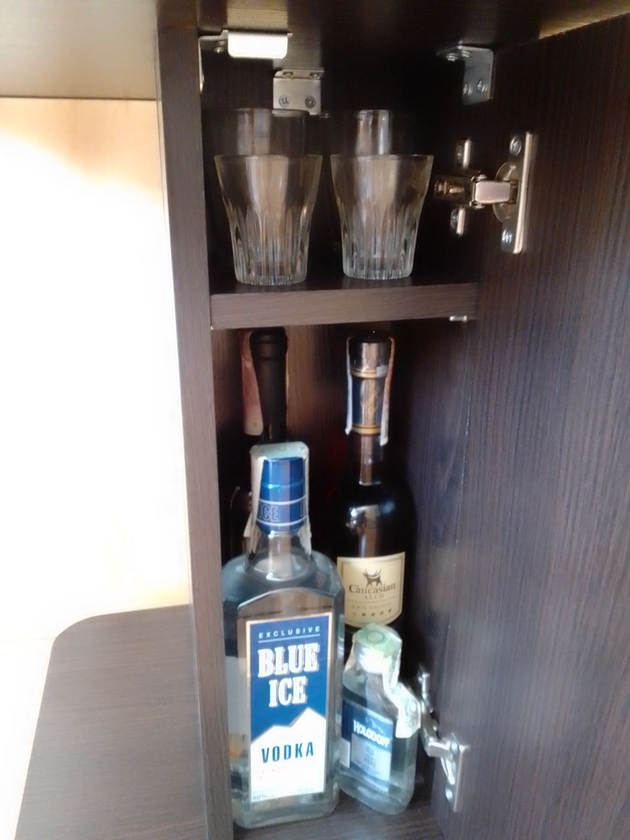 Стол журнальный, столик,  подарок, mini bar.