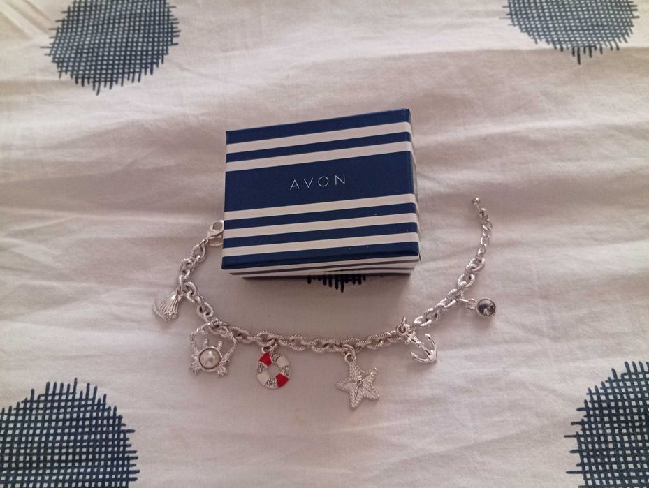 Pulseira nova, em metal prateado, com pendurezas de motivos náuticos