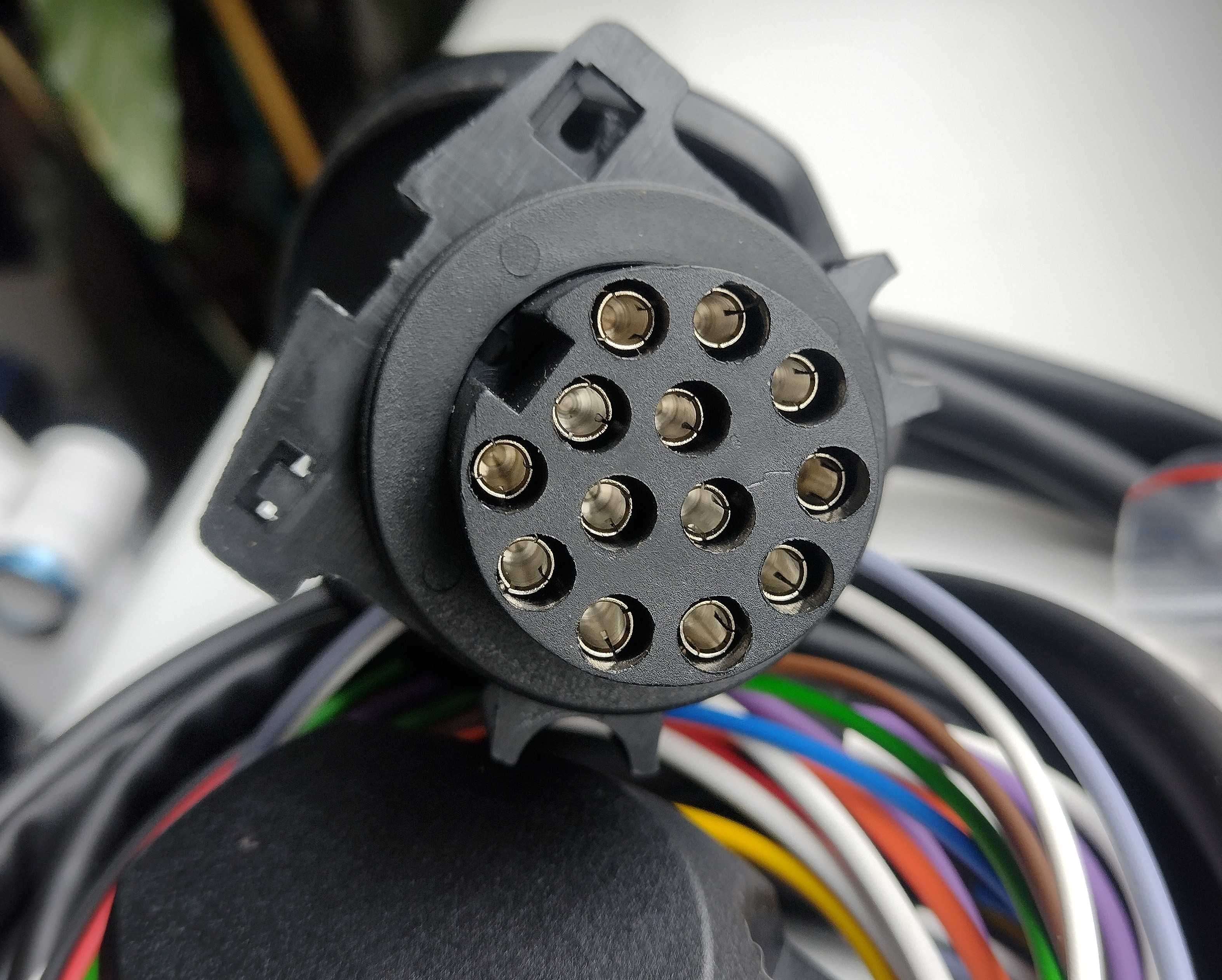 samochodowe gniazdo elektryczne 13 pin z wiązką montażową