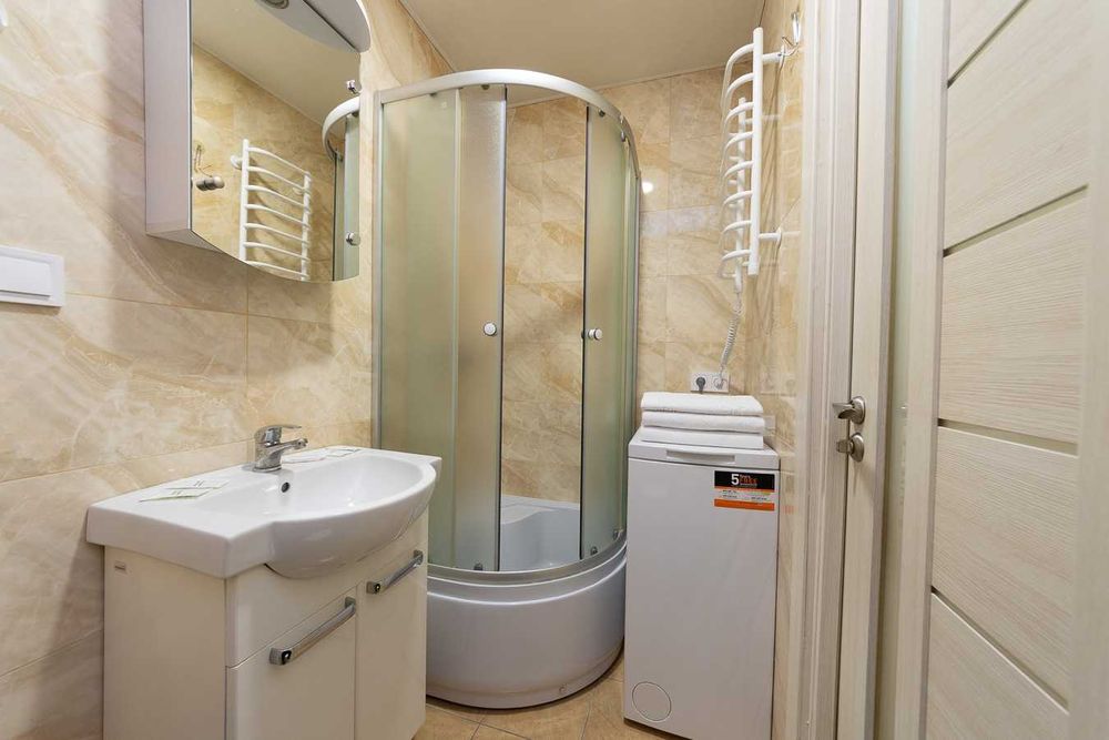 Подобово - простора і комфортна двокімнатна квартира біля метро.