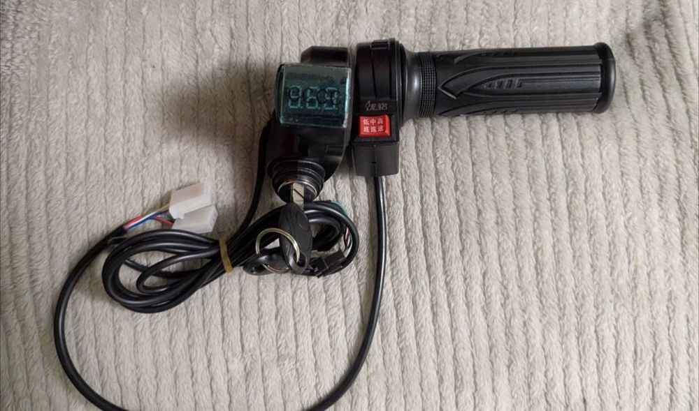 Ручка газа +вольтметр с ключем зажигания