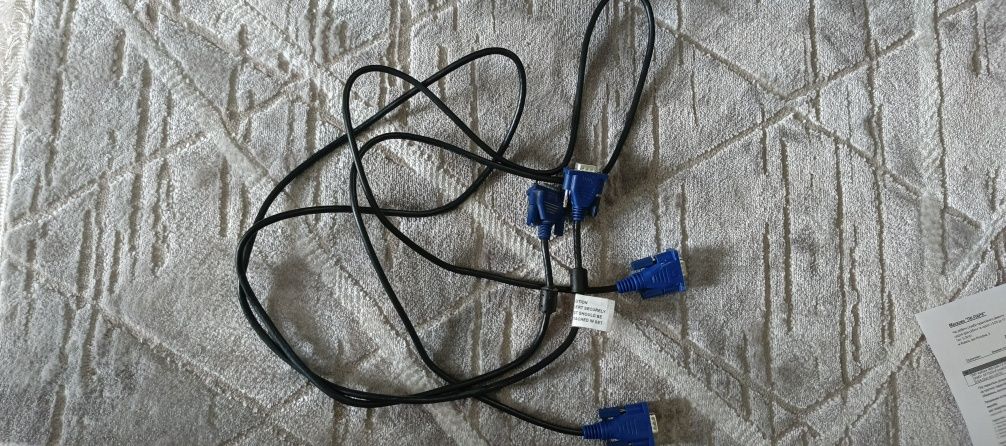Все що лишилось від материнкі. І 2 кабелі VGA.