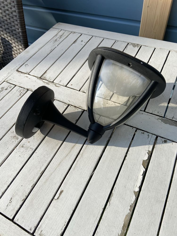 Lampa elewacyjna Philips LED z czujnikem ruchu i zmierzchu
