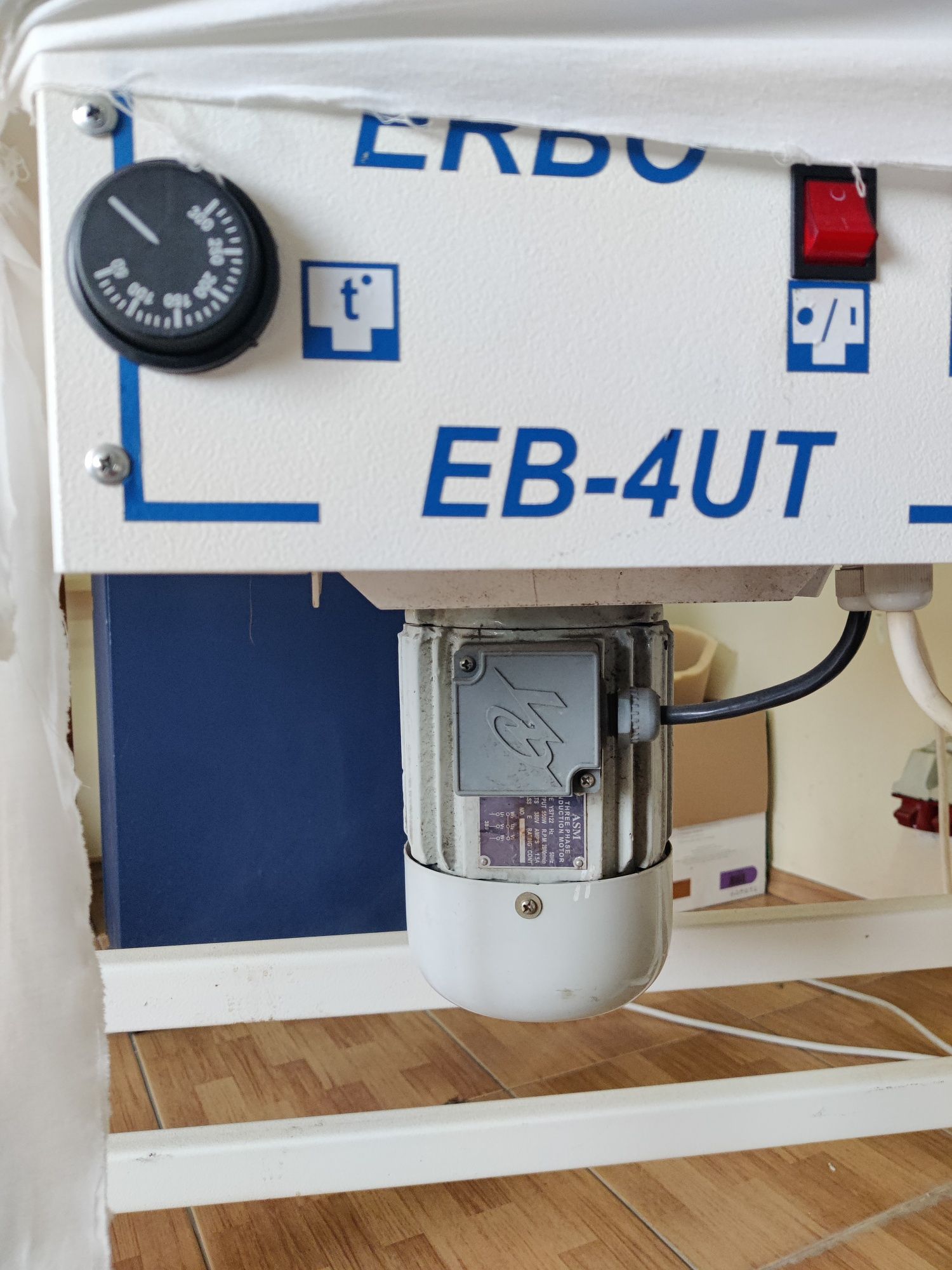 Прасувальний стіл Ebro EB-4UT з праскою Silter super mini 2035 3,5L