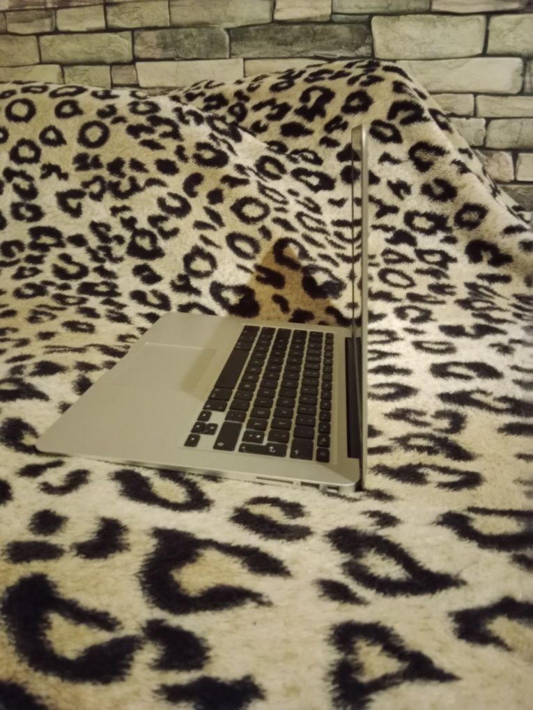 MacBook Air sprawny z ładowarką