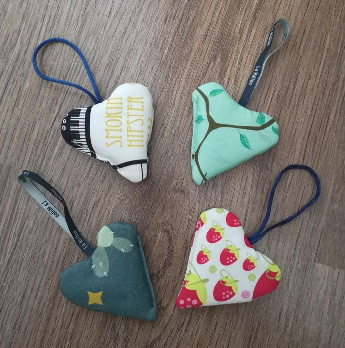 Cztery mini serduszka zawieszki La Millou
