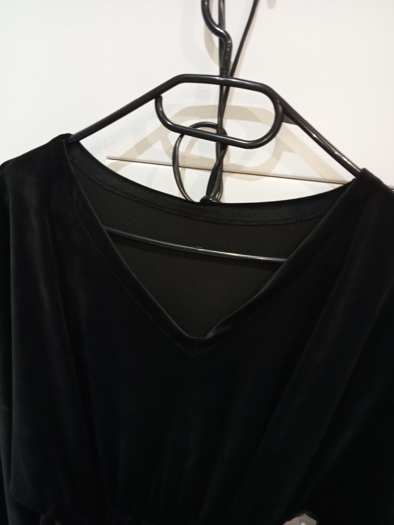 Welurowa sukienka czarna